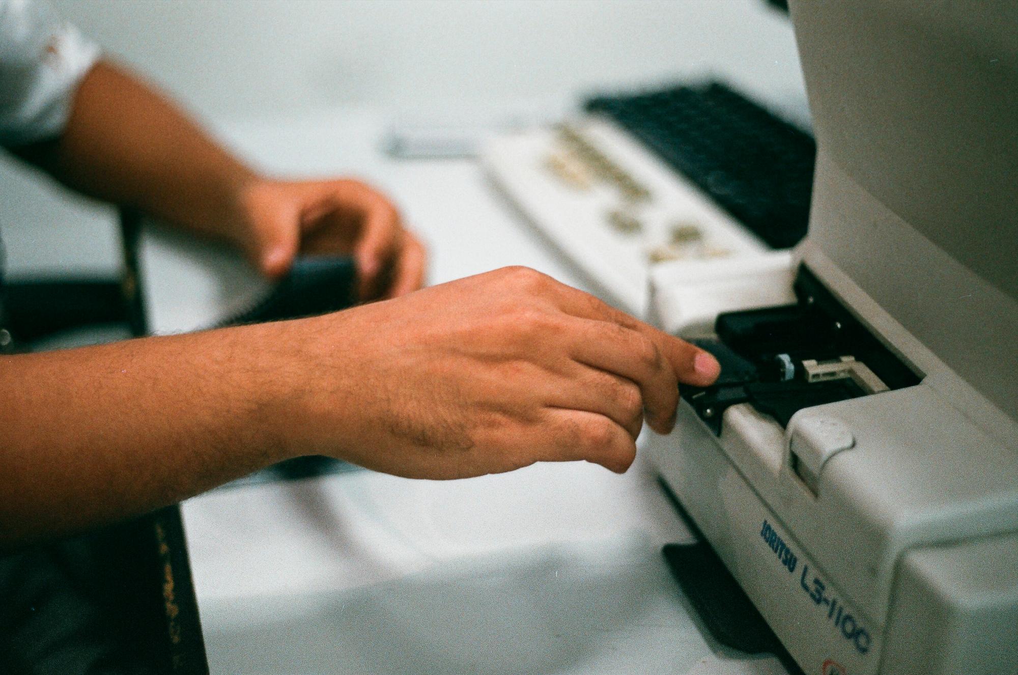 Proceso de escaneo en el Laboratorio de Foto astro.