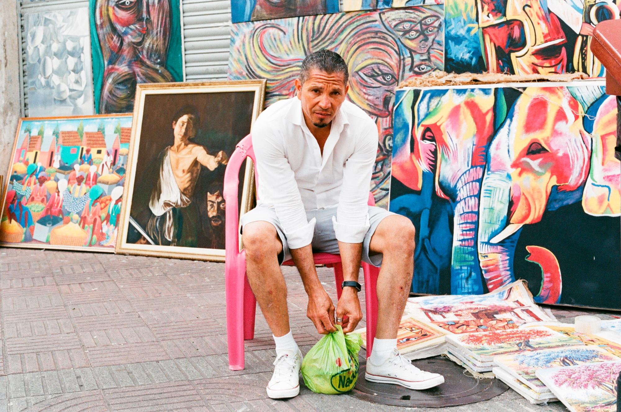 Vendedor de cuadros de la calle El Conde.