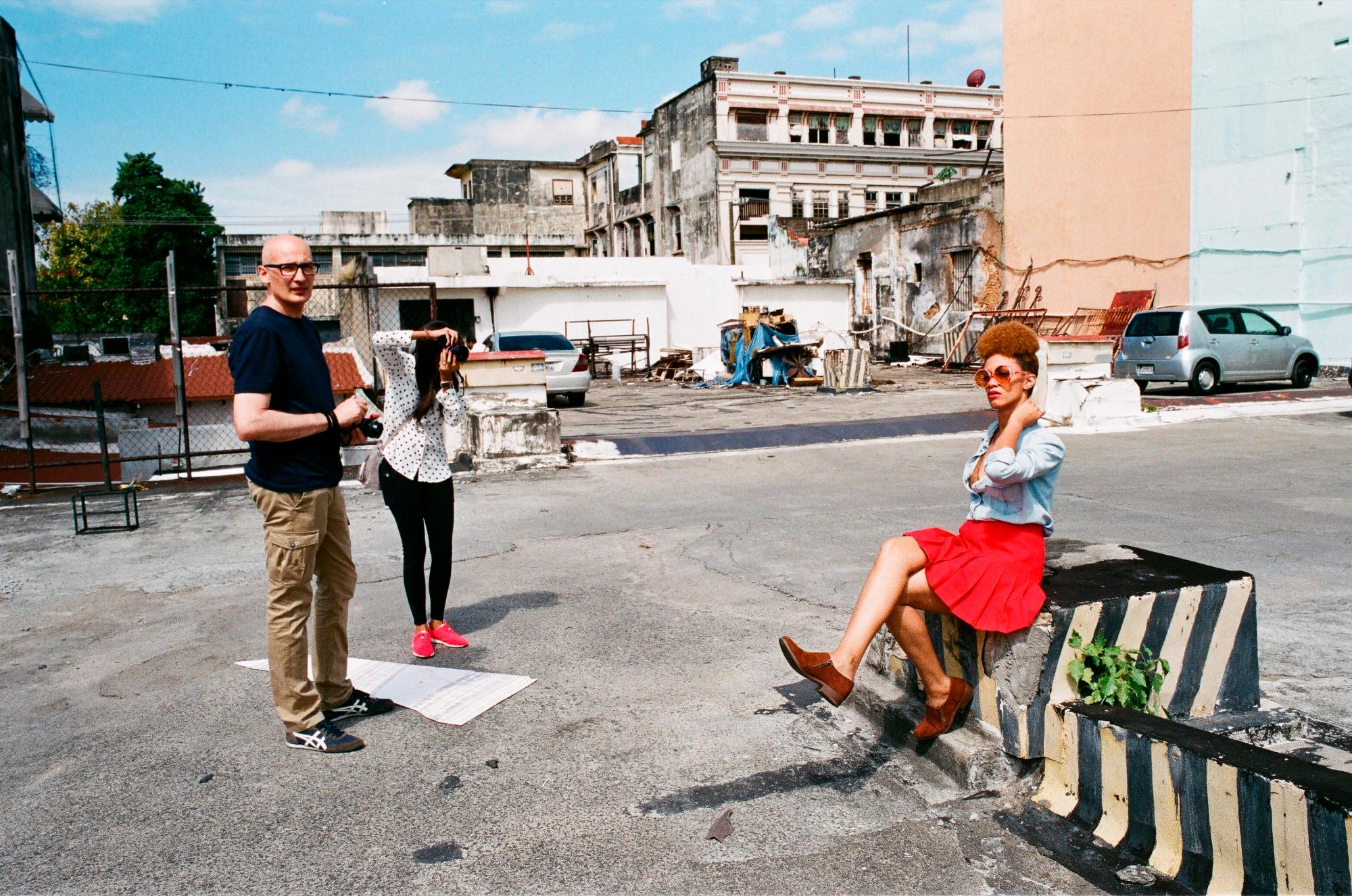 Gianni impartiendo uno de sus talleres sobre fotografía analógica.