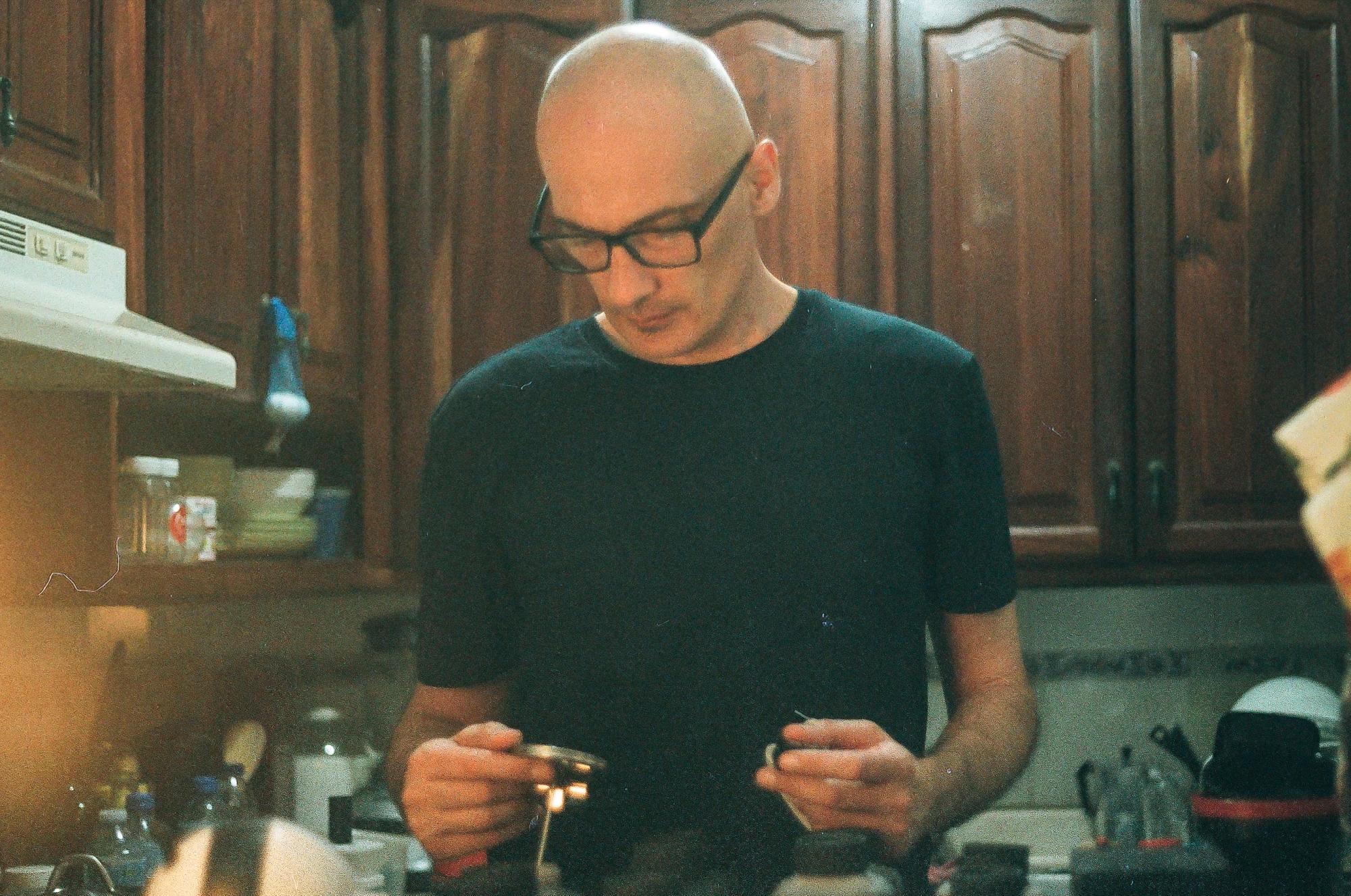 Gianni controlando que la temperatura de los químicos esté en los 102 grados fahrenheit o 39 celcius.