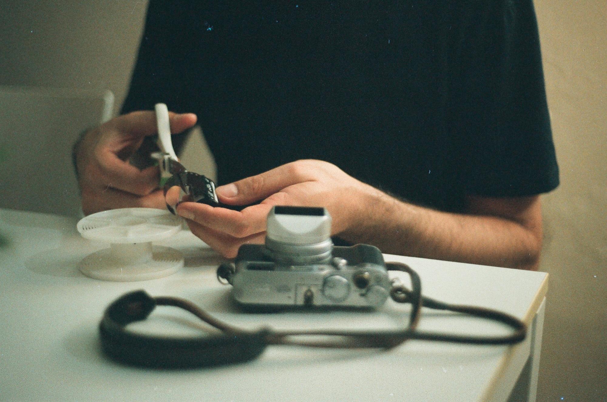 Gianni preparando los negativos para ser introducidos en las espirales del tanque de revelado.