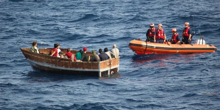 EE.UU. rescata a 26 cubanos en bote a punto de zozobrar en Cayos de Florida