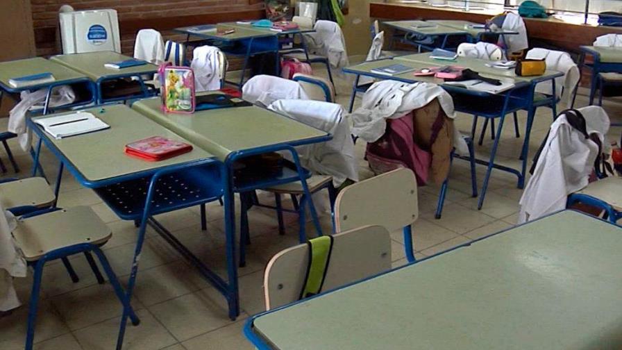 Uruguay suspende obligación de ir a clase por escalada de casos de COVID-19