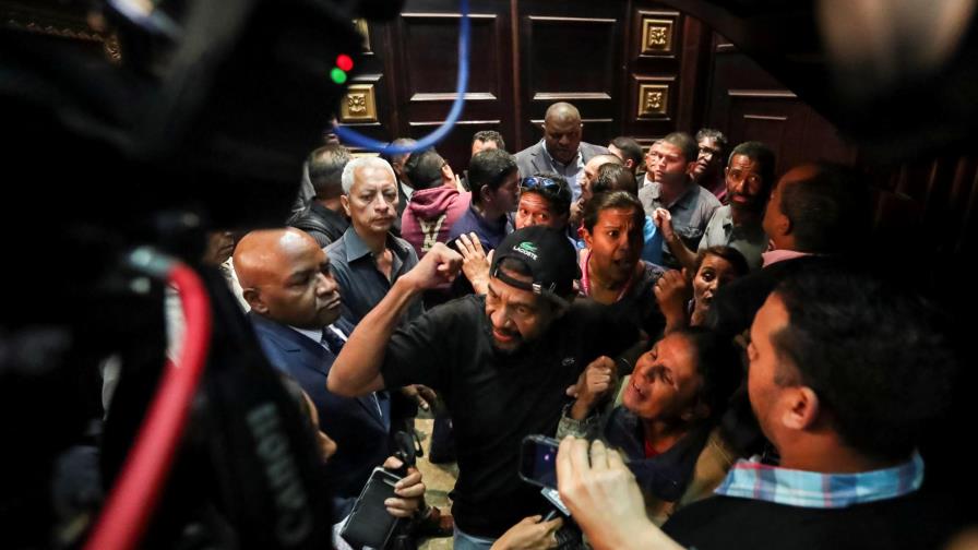 Denuncian que grupo de chavistas intentó irrumpir en hemiciclo del Parlamento
