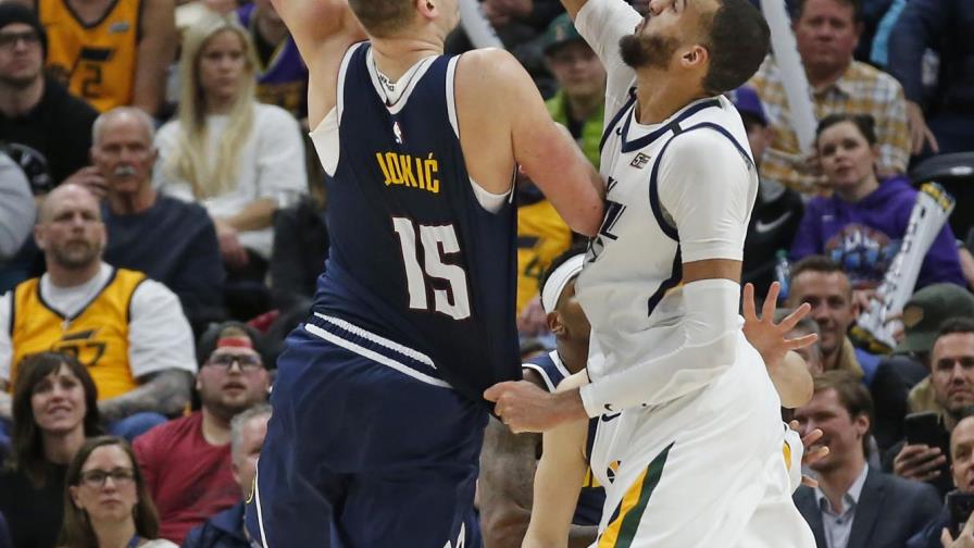 Nikola Jokic guía a diezmados Nuggets a victoria sobre Jazz