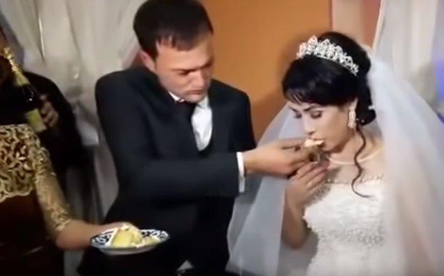 VÍDEO: Abofetea con fuerza a su novia en plena boda por una broma inocente
