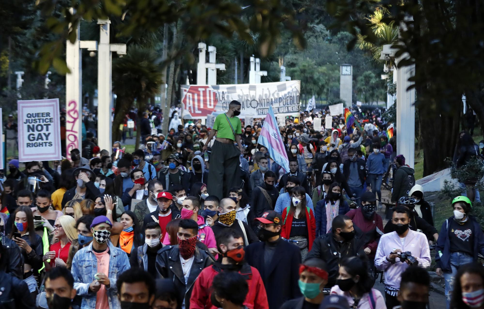 Manifestantes participan en una marcha organizada por la Red Comunitaria Trans este viernes en Bogotá (Colombia). Más de un millar de personas marcharon este viernes en el centro de Bogotá para clamar contra la violencia hacia las personas trans. (EFE/ Mauricio Dueñas Castañeda)