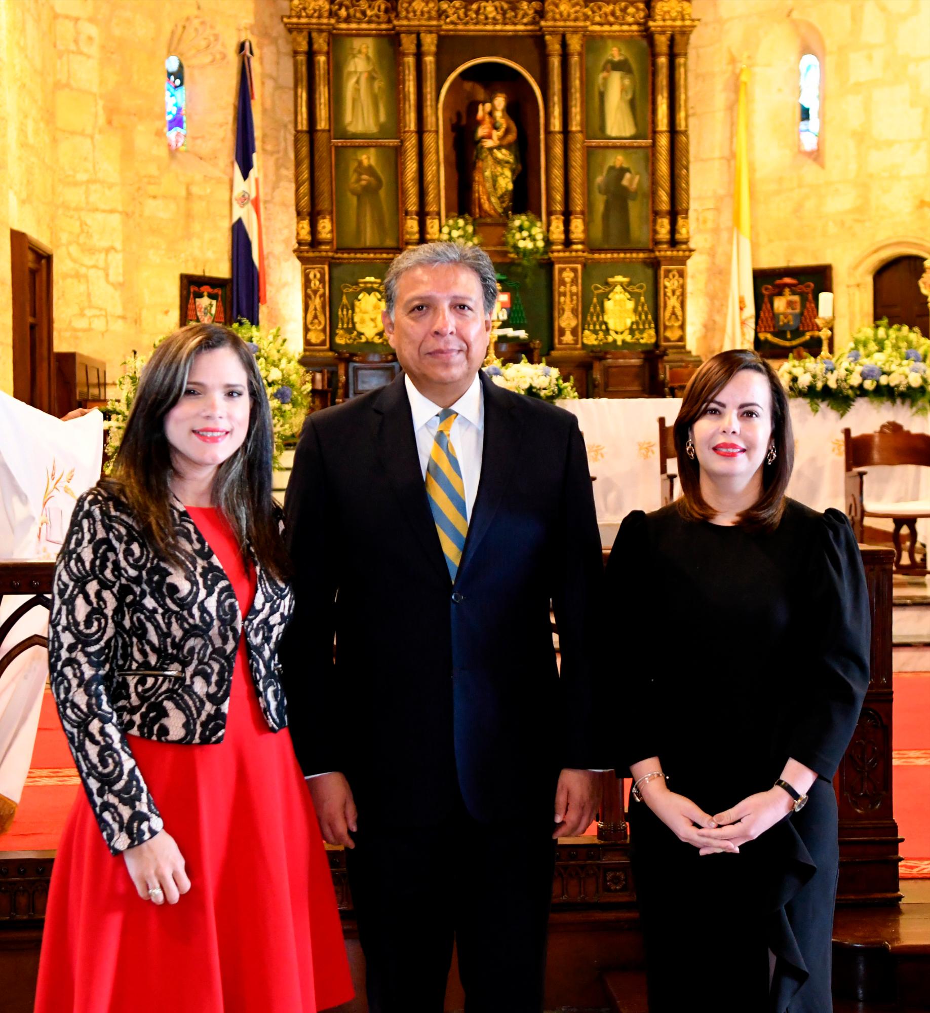 Raysa Caamaño, Fernando Medina y Alma Vargas. 