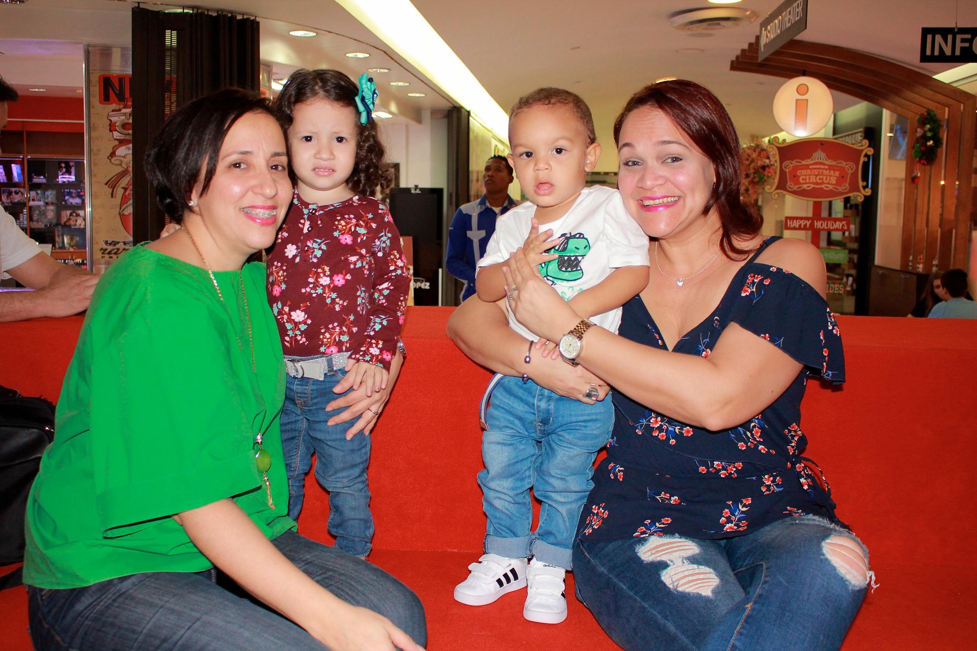Mary Pimentel, María José, Juan Esteban y Ninoska Tapia.
