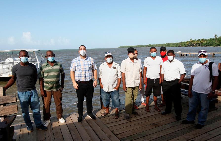 Autoridades recorren Sabana de la Mar para ofrecer asistencia a los pescadores de la zona