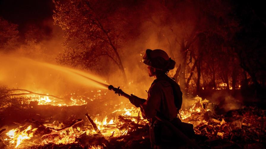 Avanza combate a incendio forestal en el norte de California