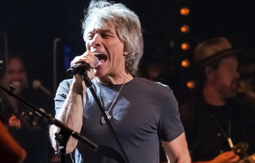 Jon Bon Jovi estaba a punto de subir al escenario, pero un locutor fue en su lugar y reveló algo inesperado