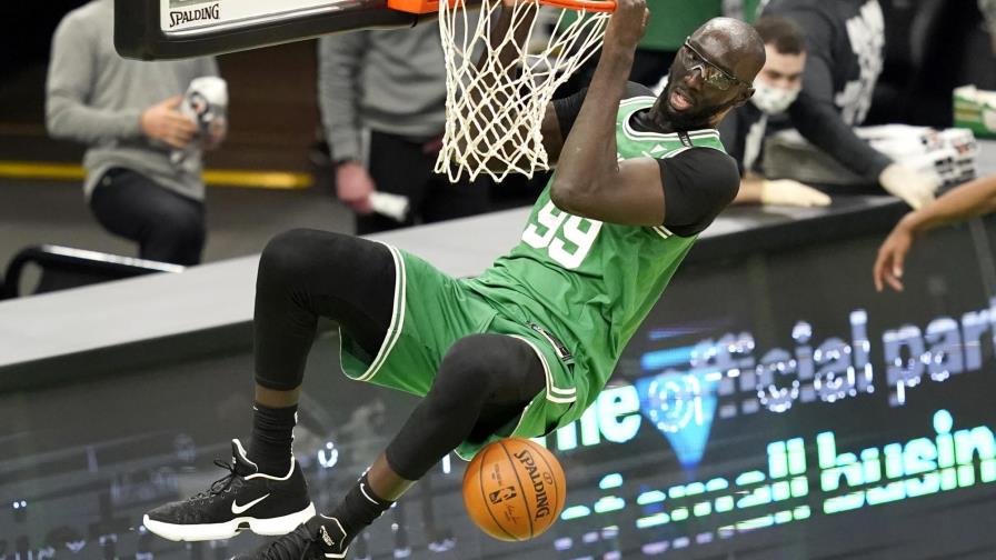 Celtics juegan al fin y aplastan a Magic