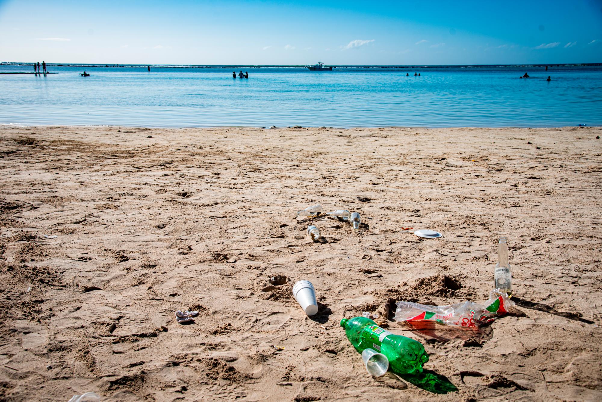 Los restos de basura que dejan los bañistas. En Playa Boca Chica el pasado viernes 01 del 2021.