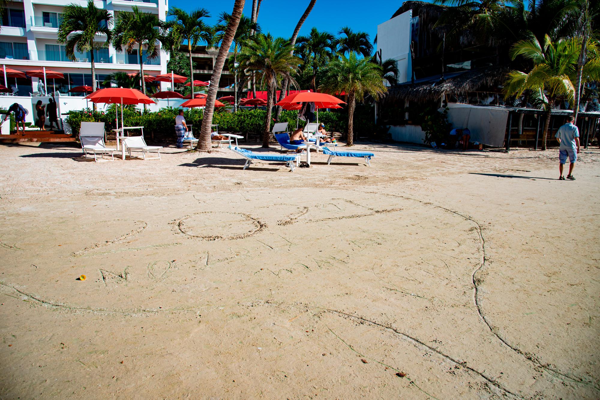 Un mensaje en la arena de la playa dandole la bienvenida  al nuevo año 2021. En Playa Boca Chica el pasado viernes 01 del 2021.