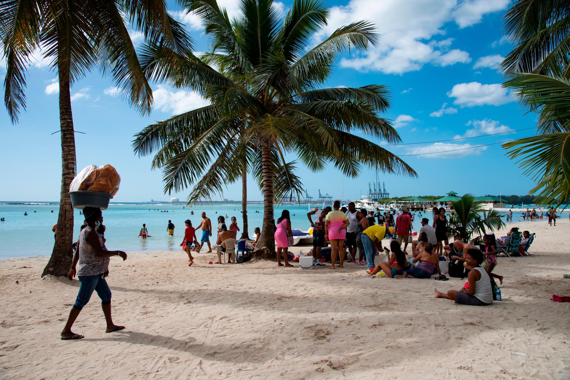 Dominicanos dan la bienvenida al Año Nuevo en la playa de Boca Chica