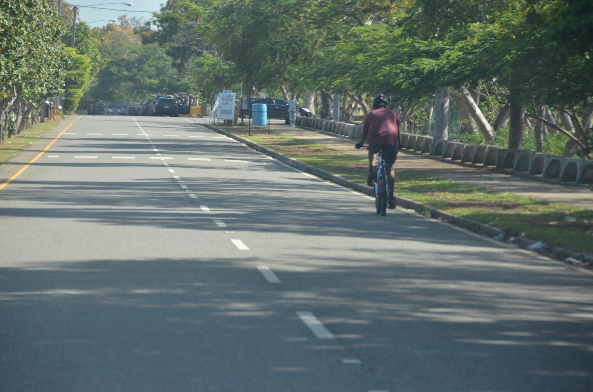 Andar en bicicleta permite un desplazamiento rápido en distancias moderadas, especialmente en zonas de alto tráfico.