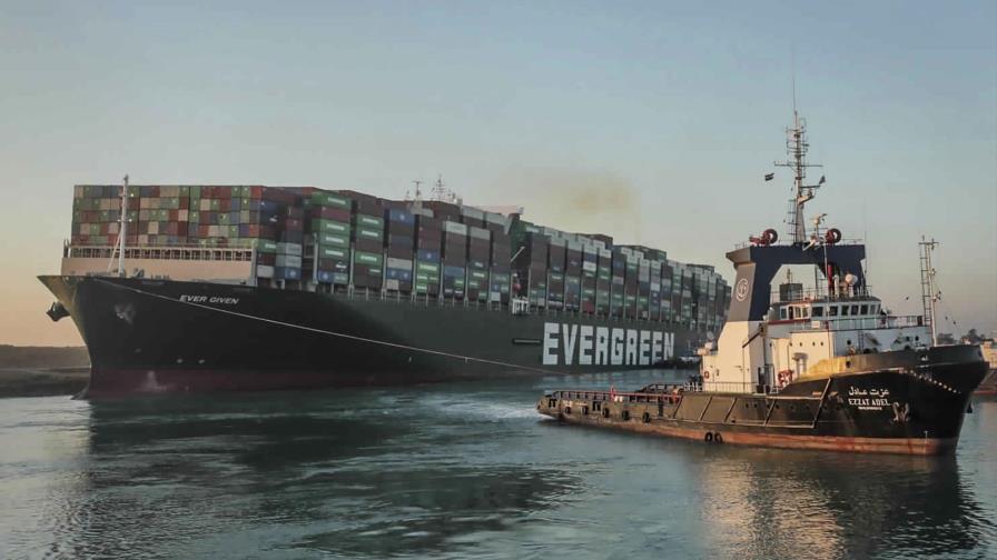 Se alivia embotellamiento en Canal de Suez