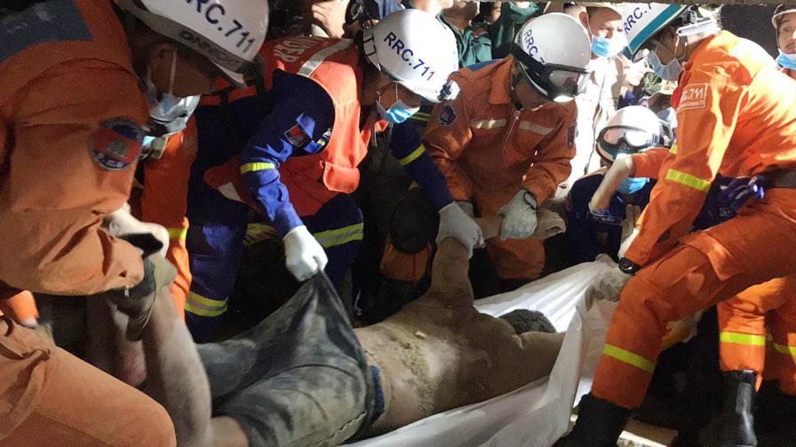 Suben a siete los muertos por edificio derrumbado en Camboya