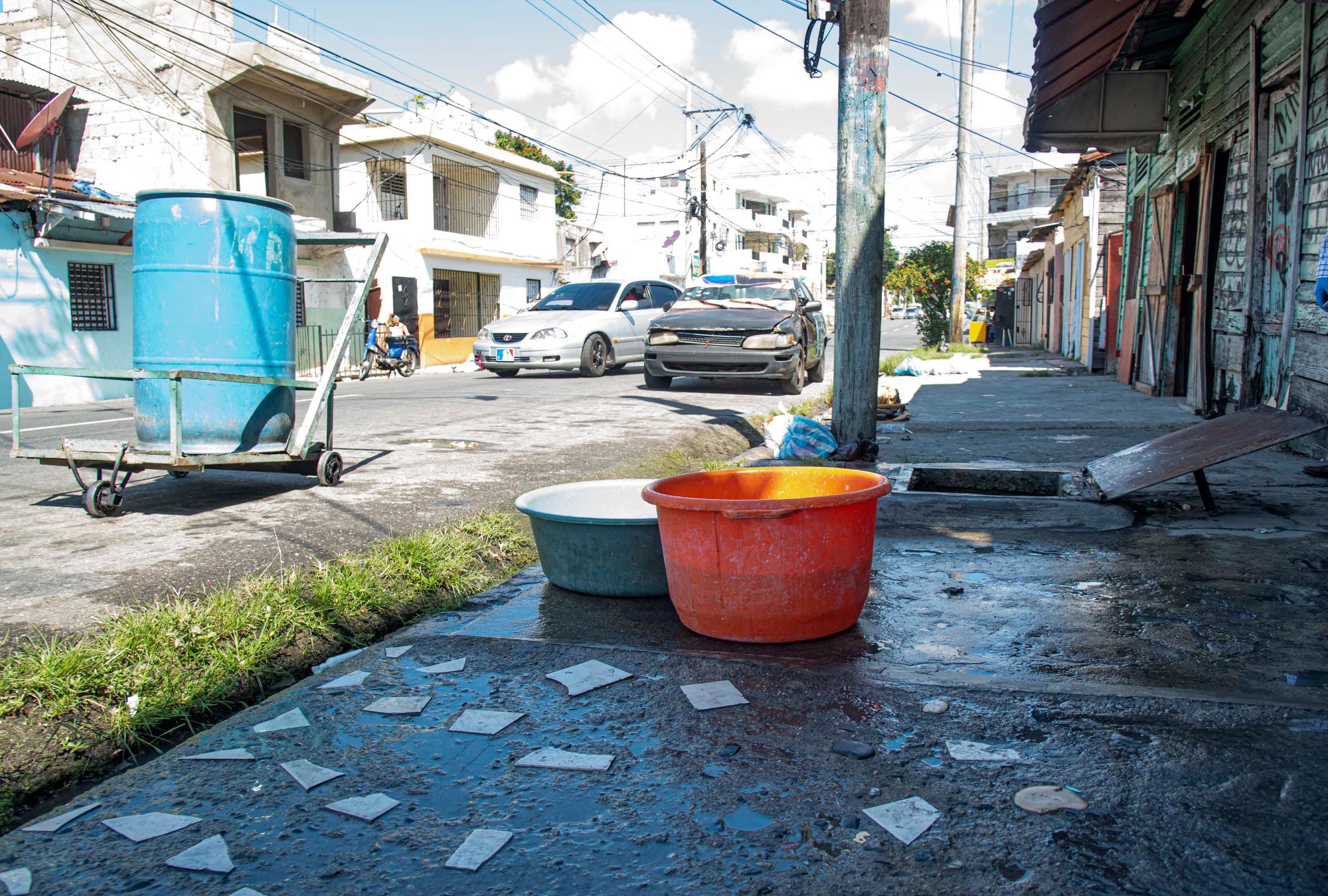 En este lugar de la calle Josefa Brea, la gente se abastece de una cisterna.  