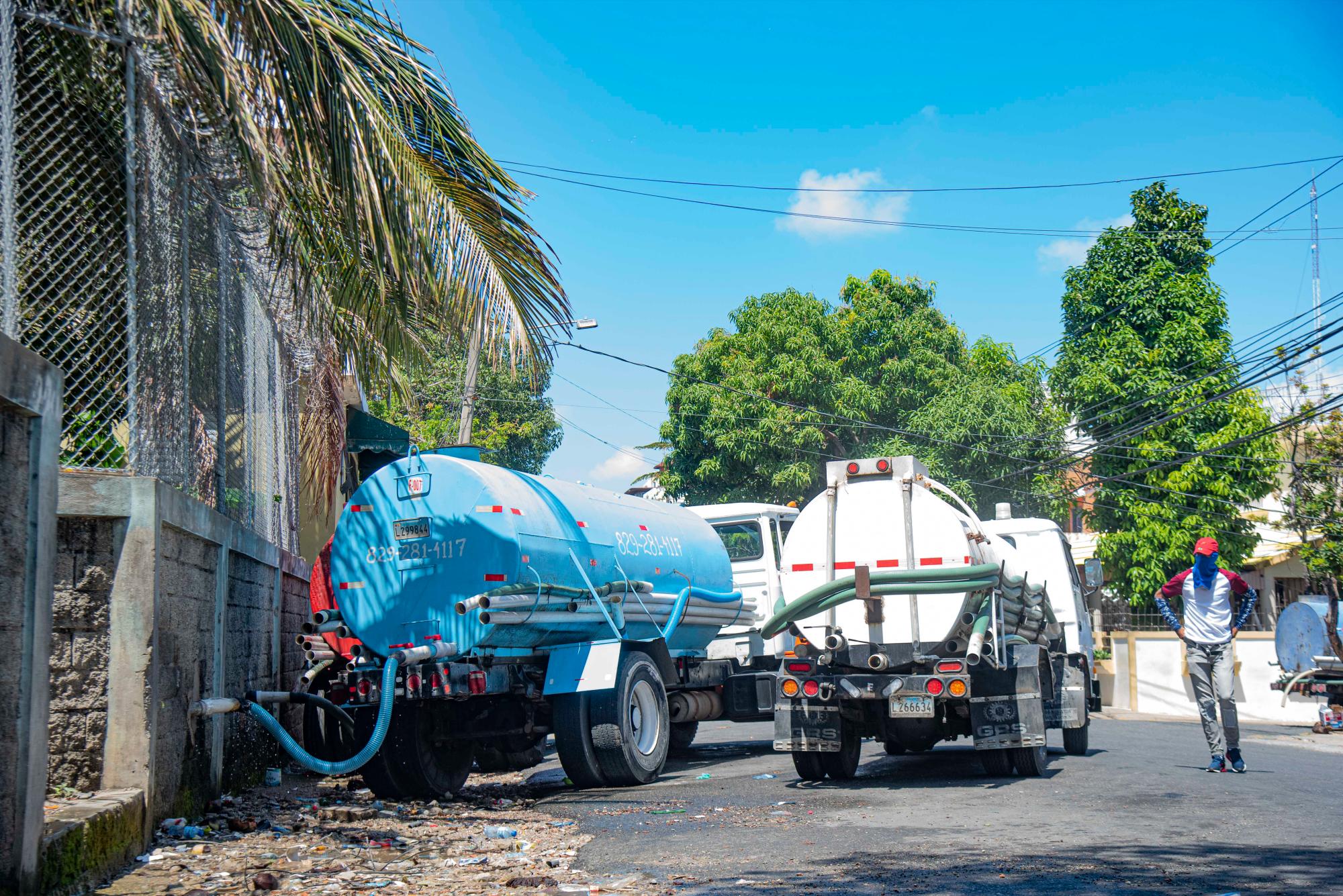 Camiones se abastecen de agua para vender a residentes en barrios del Gran Santo Domingo.