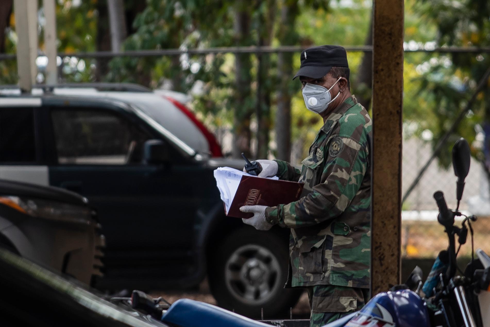 En una de las entradas laterales los militares tienen el control. 