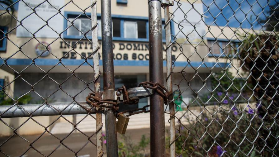 Empleados del eliminado IDSS reclaman pago de mensualidad y reubicación