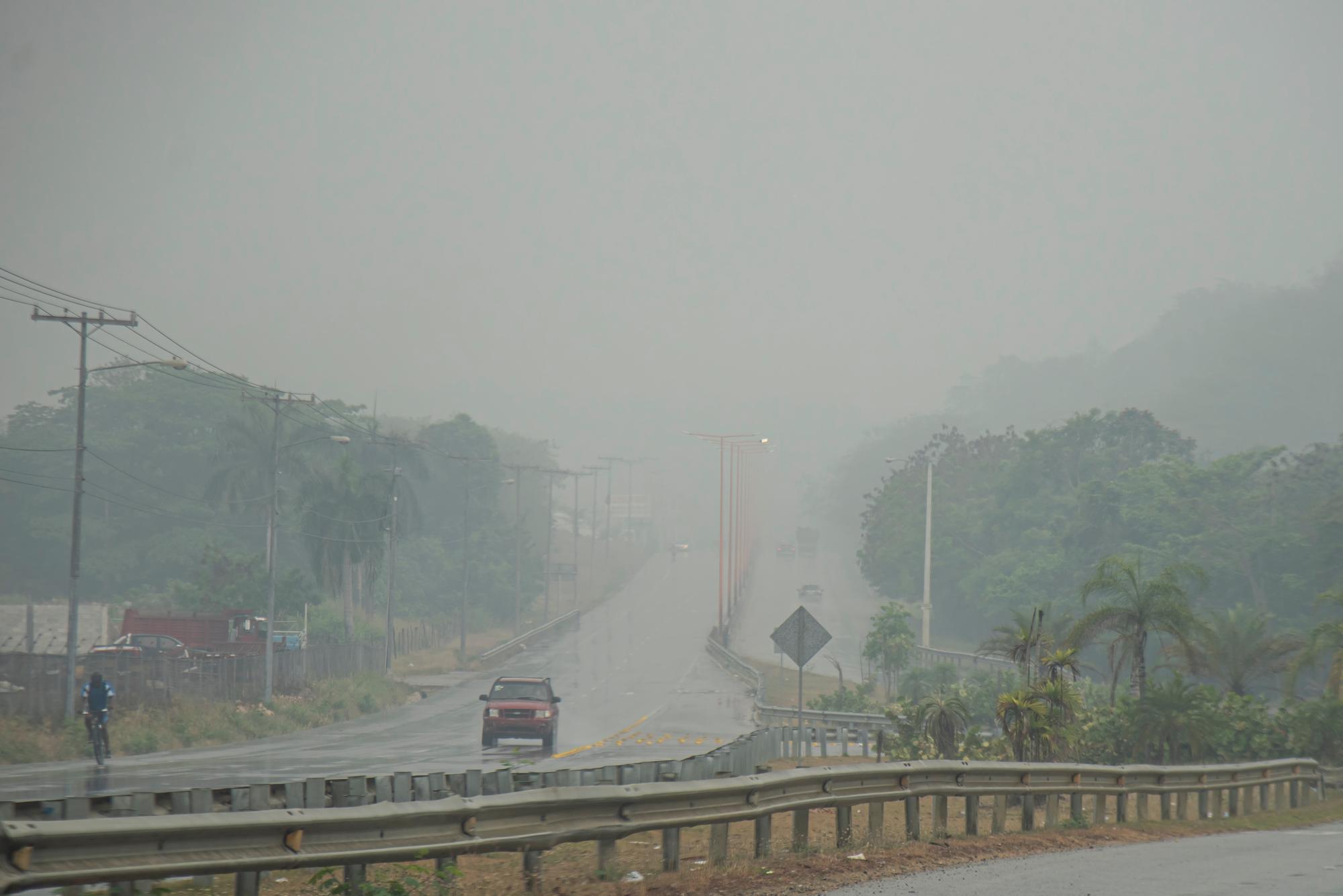 La visibilidad mínima en ocasiones por la carretera que comunica con el aeropuerto El Higüero  por la humareda.