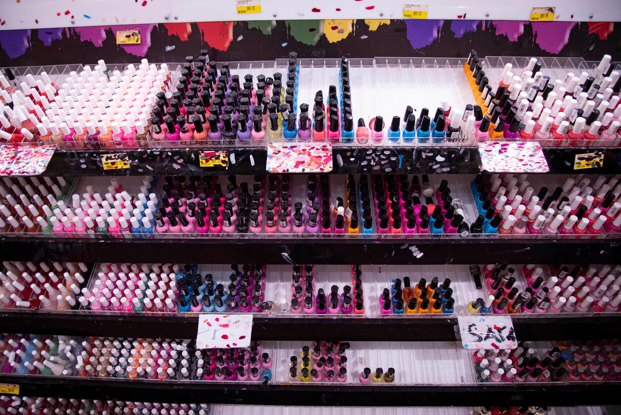 Las personas compran productos de belleza en tiempos de pandemia.