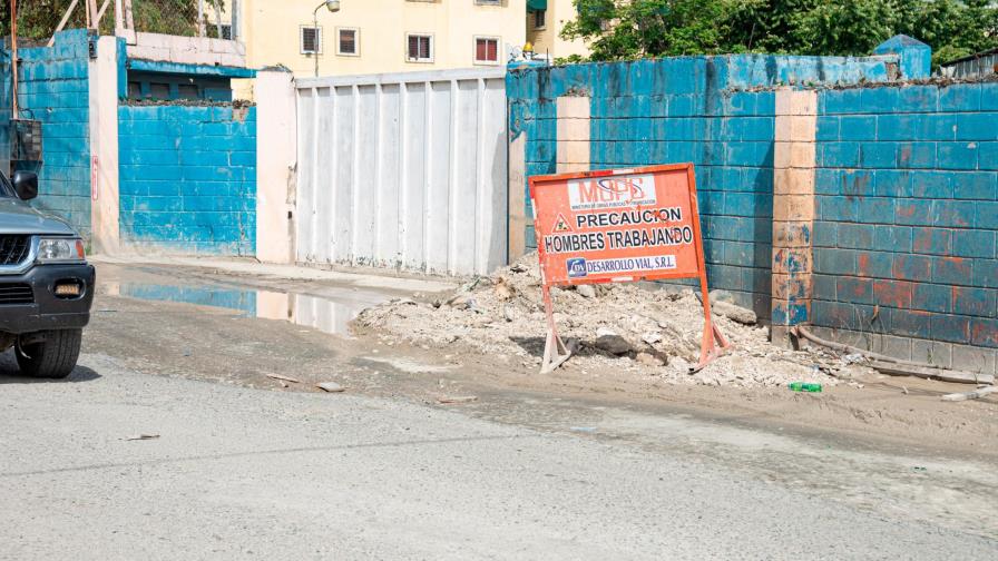 Afirma Obras Públicas repara carretera kilómetro 14 de la autopista Duarte hasta Operaciones Especiales