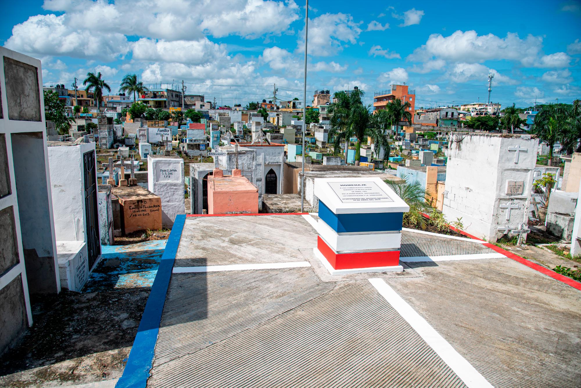 Cementerio de Cristo Rey, monumentos a héroes de Abril.