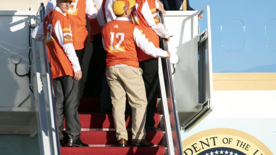 Campeones de Pequeñas Ligas vuelan a casa con Donald Trump