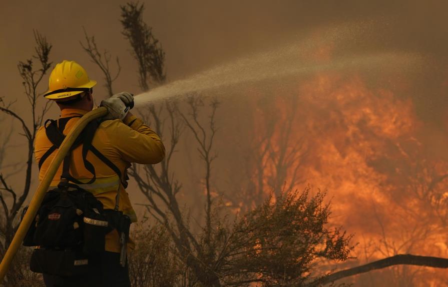 California: Viento y baja humedad amenazan con atizar fuego