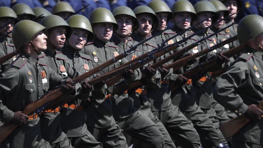 Putin elogia derrota sobre nazis en desfile militar demorado