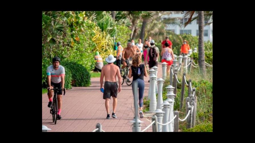 Más de un millar de nuevos casos en Florida, que reabrirá parques estatales