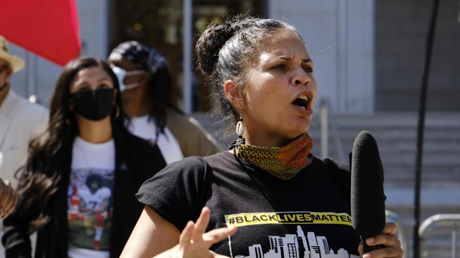 Policía: jóvenes movidos por odio racial atacan a líder BLM