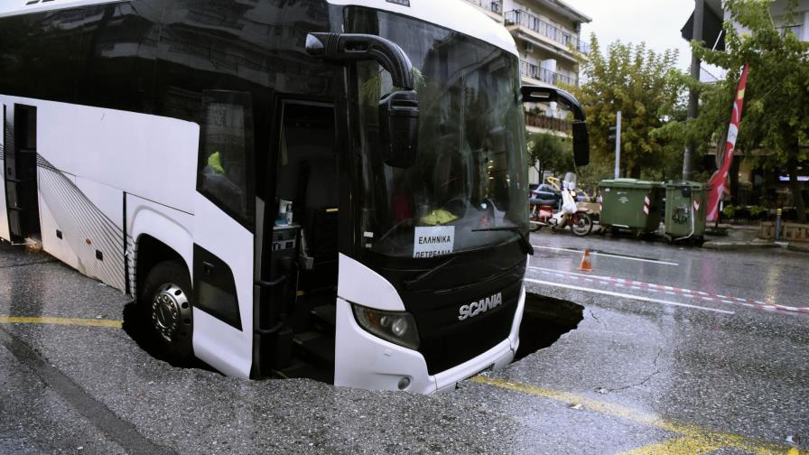 Autobús cae en socavón en Grecia mientras azota tormenta Autobús cae en socavón en Grecia mientras azota tormenta