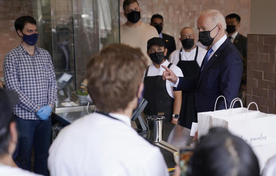 Biden visita restaurante mexicano y promueve plan de ayuda