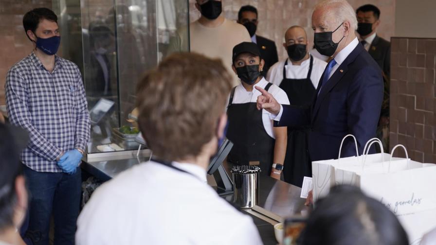 Biden visita restaurante mexicano y promueve plan de ayuda