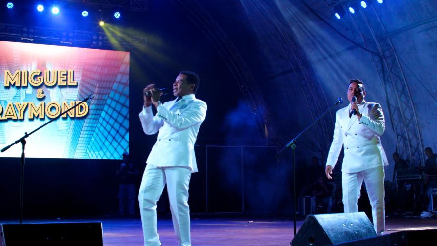 Raymond y Miguel reciben apoyo masivo en el Anfiteatro de Puerto Plata