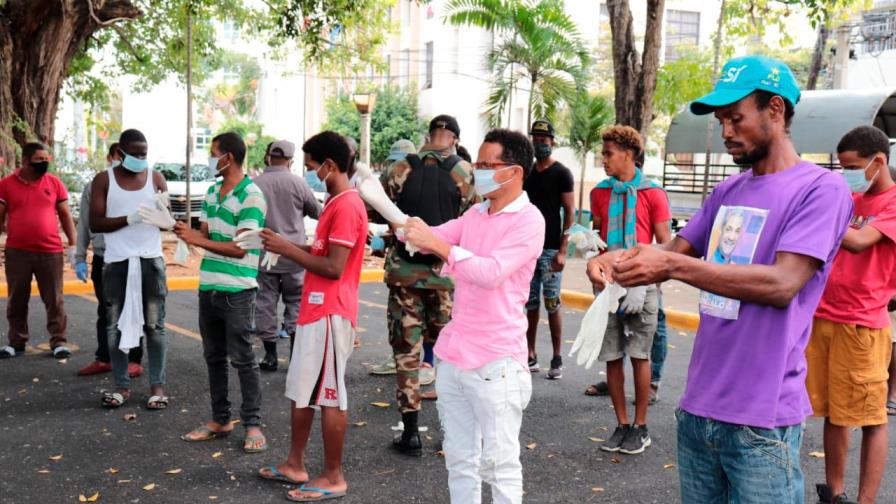 Realizan operativo de limpieza en parque Eugenio María de Hostos con 21 sancionados por violar toque de queda