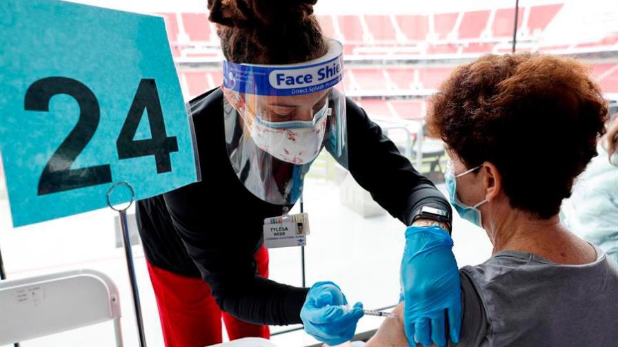 EEUU duplica ritmo de vacunación diario en un mes hasta 1,7 millones de dosis