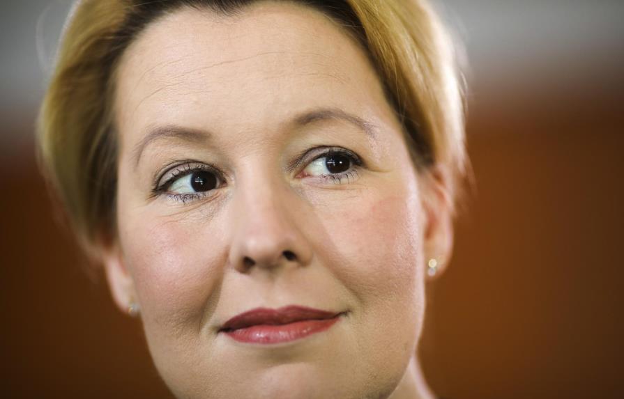 Renuncia ministra alemana tras denuncia de tesis plagiada