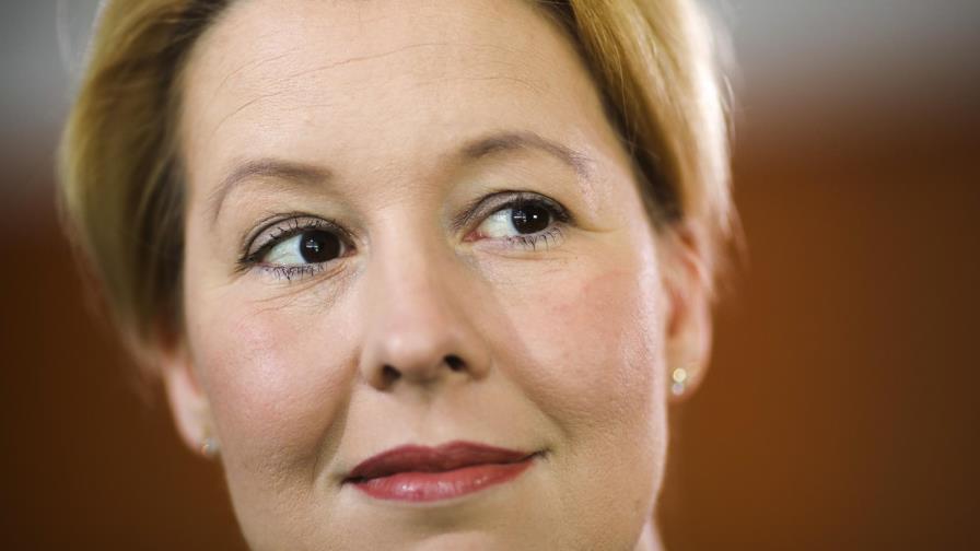 Renuncia ministra alemana tras denuncia de tesis plagiada