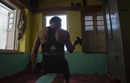 Atletas en Cachemira controlada por India entrenan en casa