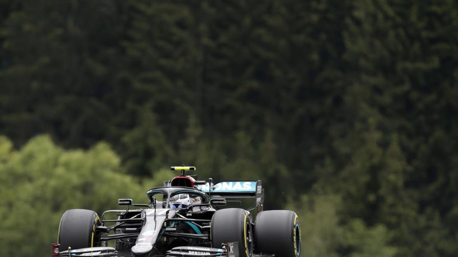 Escudería Mercedes con problemas en caja de cambios