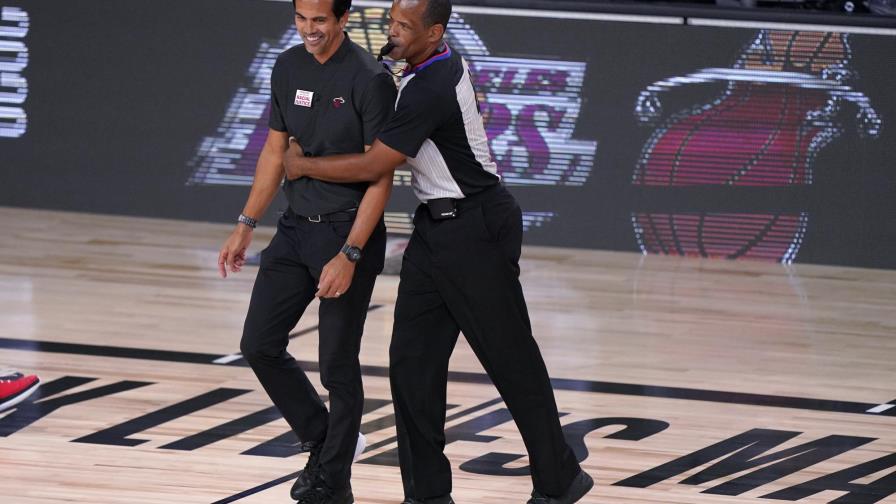 Árbitros de la NBA tendrán que seguir protocolos de salud Árbitros de la NBA tendrán que seguir protocolos de salud