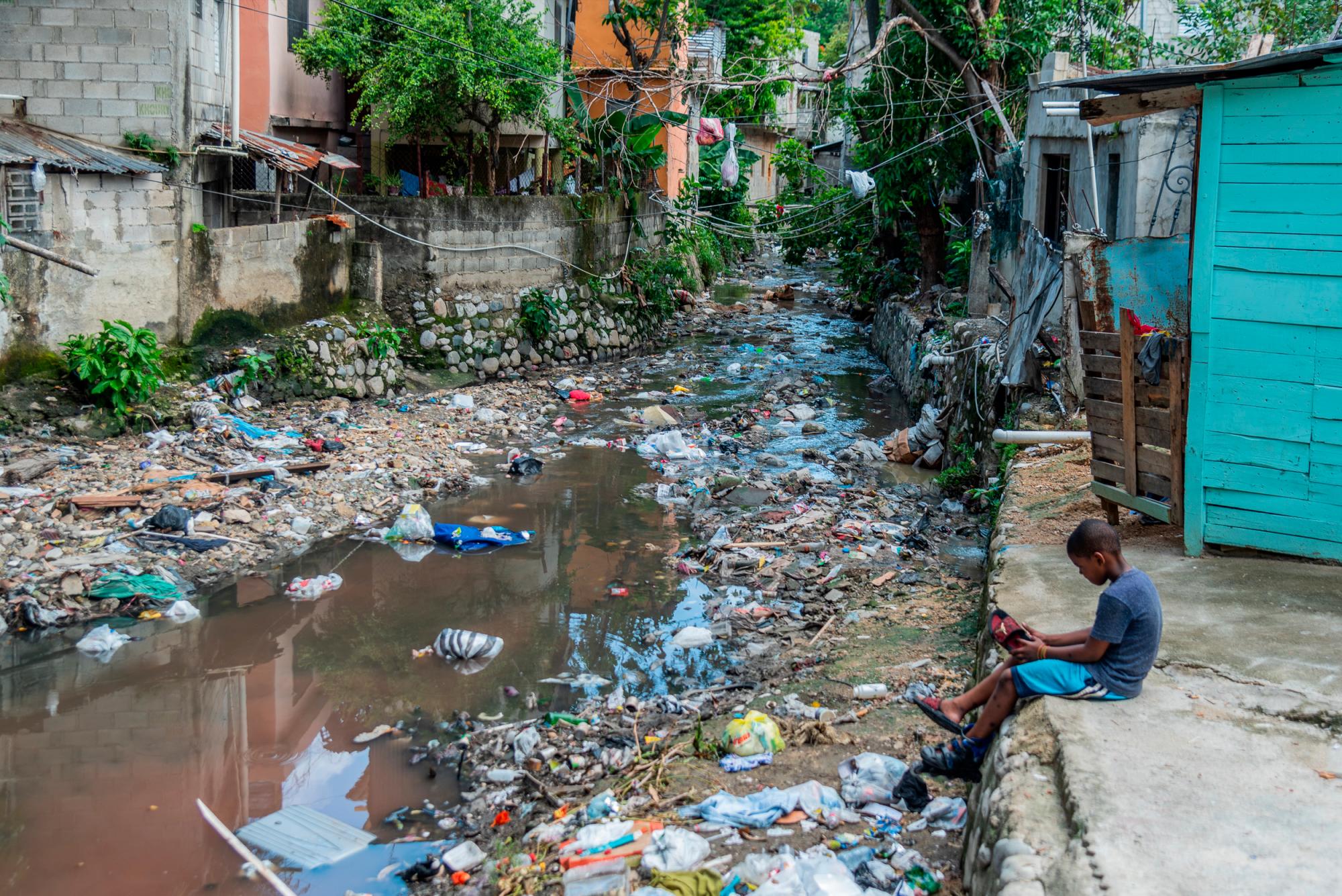 Residentes en el sector Los Ríos, en el Distrito Nacional, pidieron a las autoridades intervenir una cañada que representa un foco de contaminación permanente por la cantidad de basura que arrastran sus aguas.