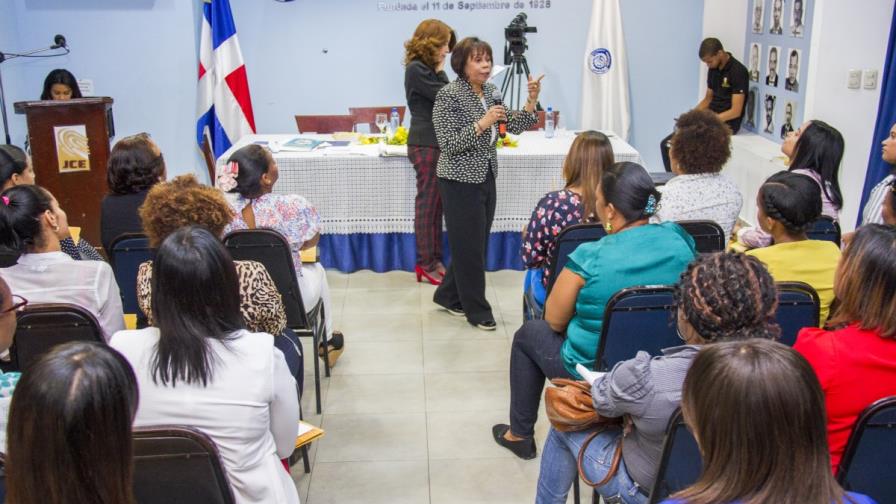 Capacitan 715 mujeres para lograr su participación en la política 