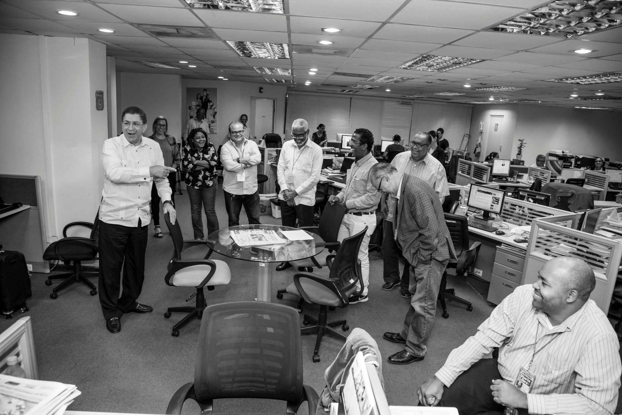Adriano Miguel Tejada ríe junto a varios periodistas de la redacción, en ese momento el periodista Edwin Ruiz se despedía de la redacción de Diario Libre, para asumir otro reto laboral en otra institución